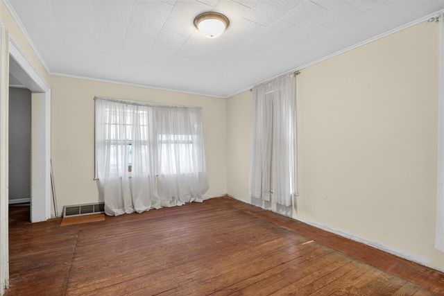 611 Oakhill Avenue, Jackson, MI 49201