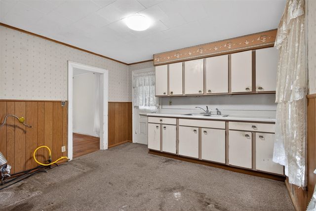 611 Oakhill Avenue, Jackson, MI 49201