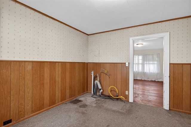 611 Oakhill Avenue, Jackson, MI 49201