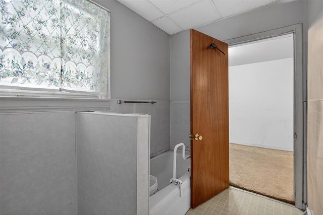 611 Oakhill Avenue, Jackson, MI 49201