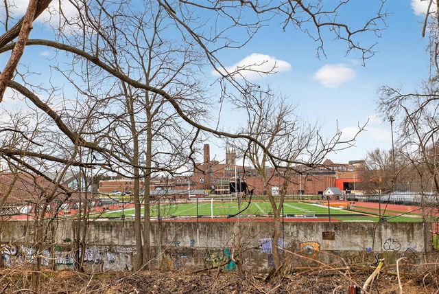 611 Oakhill Avenue, Jackson, MI 49201