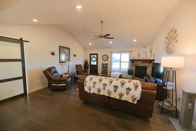 886 E Melton Road, Ozark, MO 65721