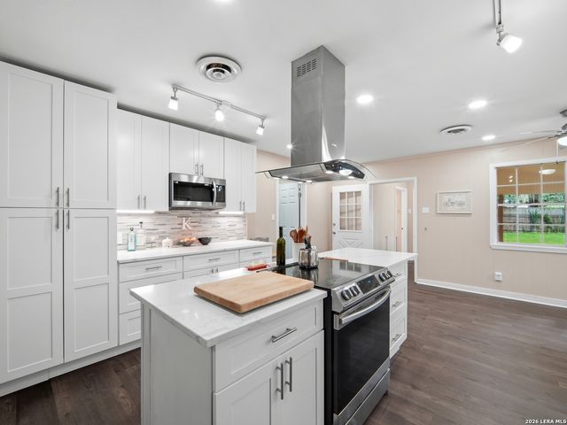 19214 Grey Forest, Helotes, TX 78023