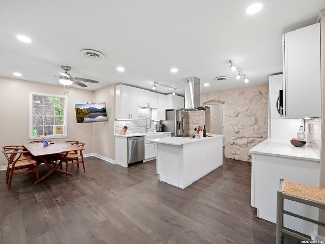 19214 Grey Forest, Helotes, TX 78023