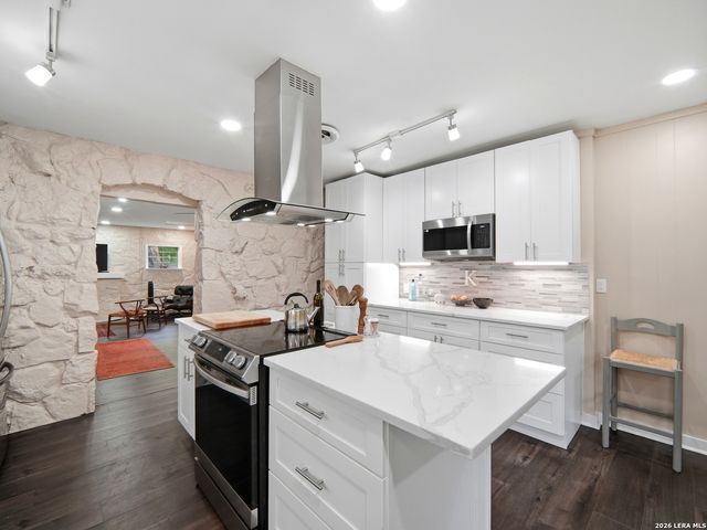 19214 Grey Forest, Helotes, TX 78023