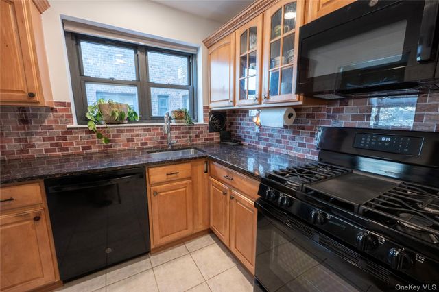 50 Brompton Road 2H, Great Neck, NY 11021