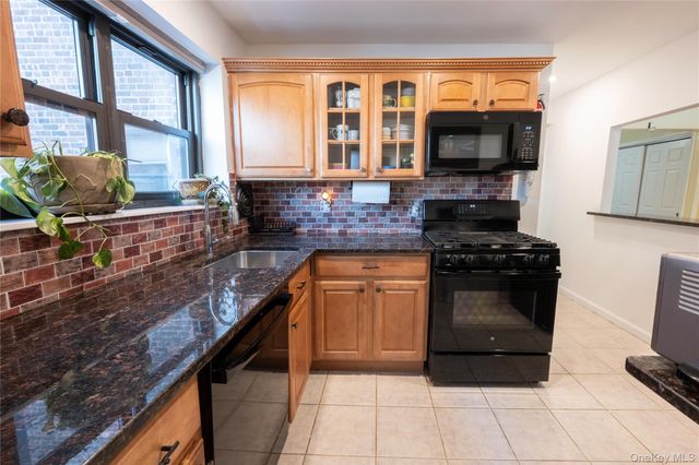 50 Brompton Road 2H, Great Neck, NY 11021