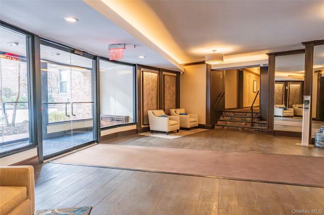 50 Brompton Road 2H, Great Neck, NY 11021