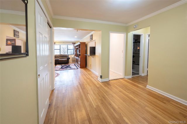 50 Brompton Road 2H, Great Neck, NY 11021