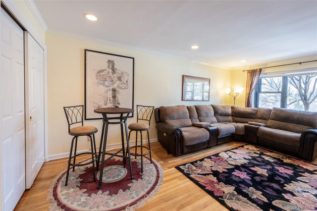 50 Brompton Road 2H, Great Neck, NY 11021