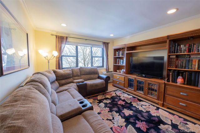 50 Brompton Road 2H, Great Neck, NY 11021