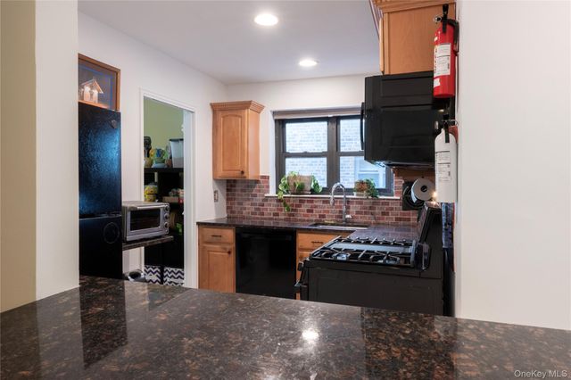 50 Brompton Road 2H, Great Neck, NY 11021