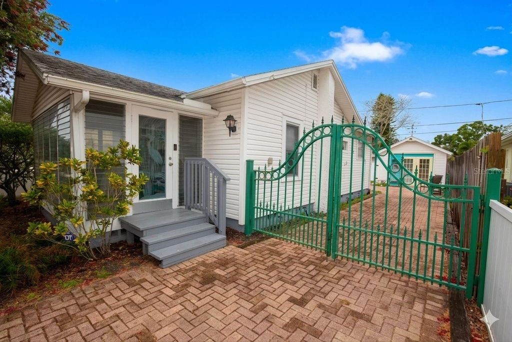 Image 2 of property listing at 2907 CLINTON STREET S, Gulfport, FL 33707