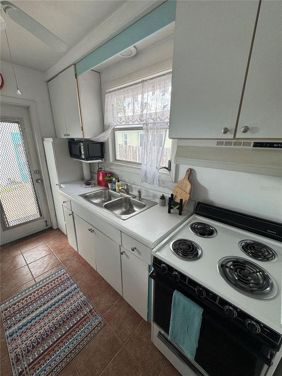 Image 12 of property listing at 2907 CLINTON STREET S, Gulfport, FL 33707