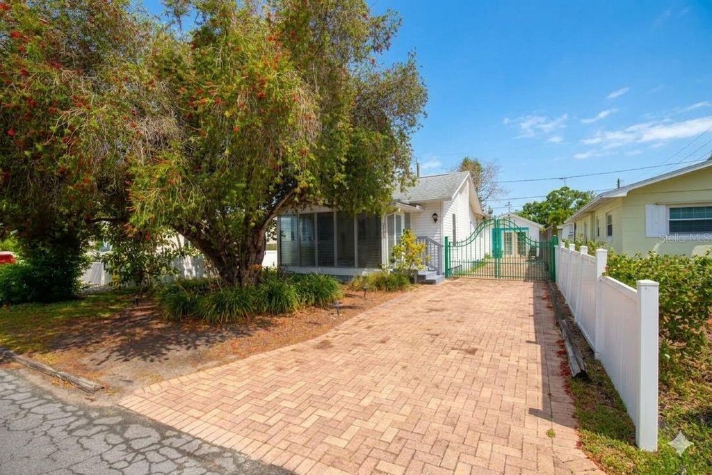 Image 3 of property listing at 2907 CLINTON STREET S, Gulfport, FL 33707