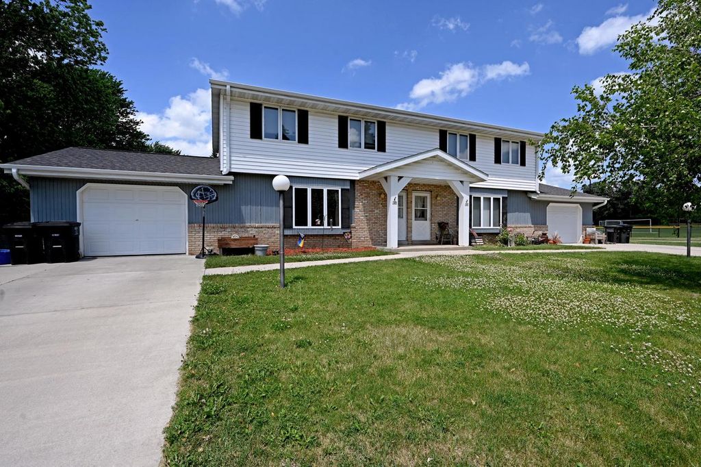 318 Frederick COURT #320, Oconomowoc, WI 53066
