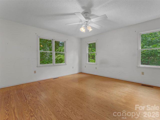 95 Substation Road, Saluda, NC 28773