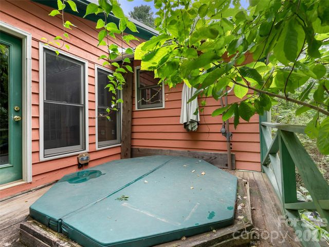 95 Substation Road, Saluda, NC 28773