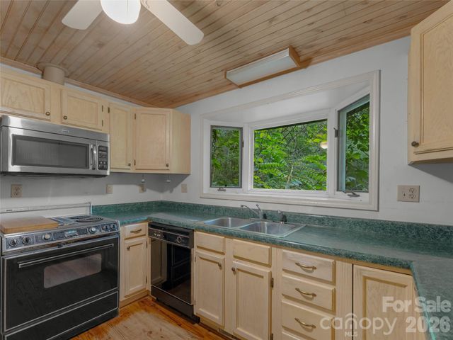 95 Substation Road, Saluda, NC 28773