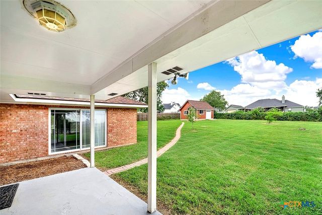 124 Country Gardens, La Vernia, TX 78121