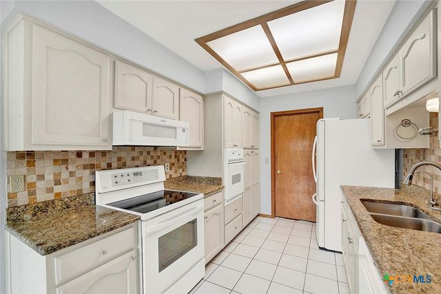 124 Country Gardens, La Vernia, TX 78121