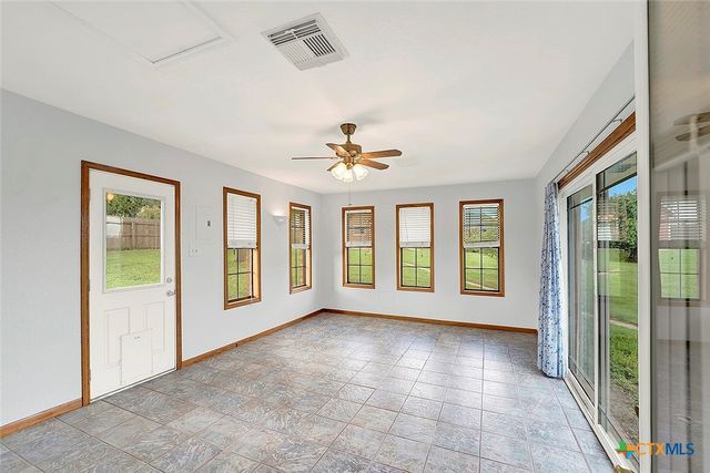 124 Country Gardens, La Vernia, TX 78121