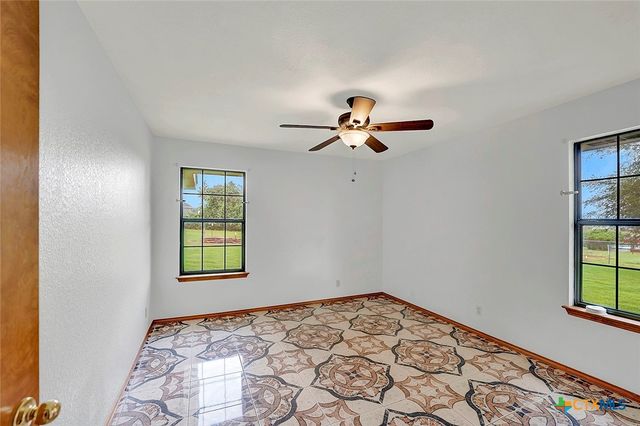 124 Country Gardens, La Vernia, TX 78121
