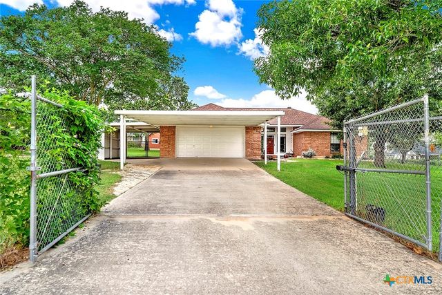 124 Country Gardens, La Vernia, TX 78121