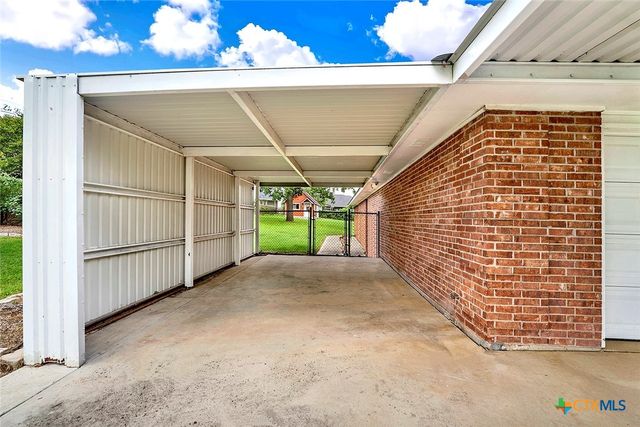 124 Country Gardens, La Vernia, TX 78121