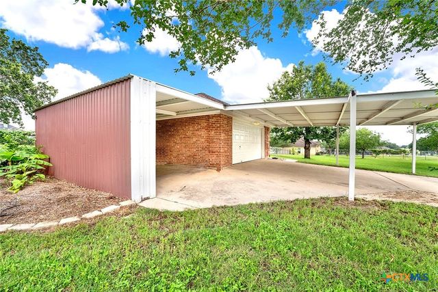 124 Country Gardens, La Vernia, TX 78121