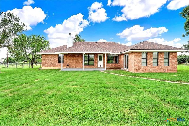 124 Country Gardens, La Vernia, TX 78121