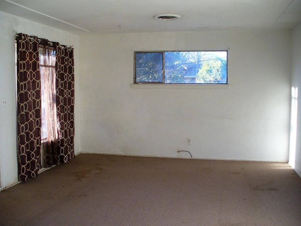 Image 4 of property listing at 345 S Bailey Avenue, Fresno, CA 93727