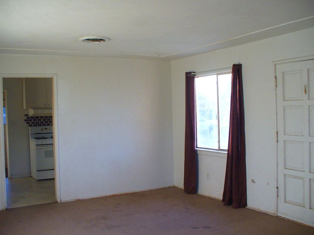 Image 5 of property listing at 345 S Bailey Avenue, Fresno, CA 93727