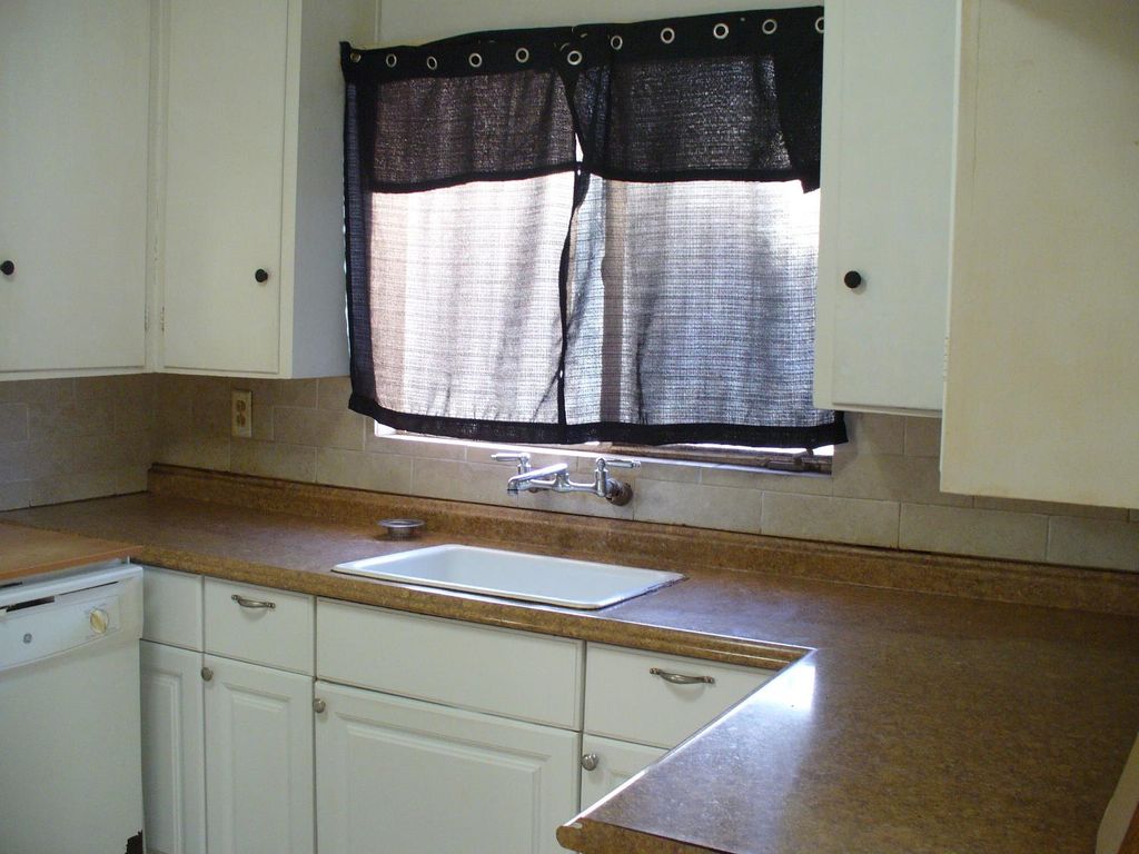 Image 6 of property listing at 345 S Bailey Avenue, Fresno, CA 93727