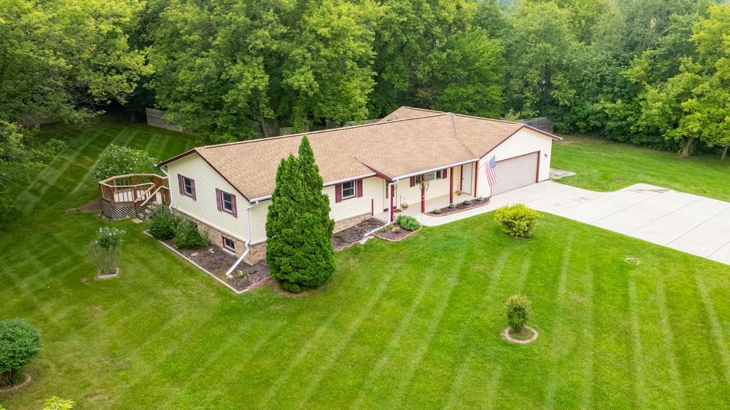 7841 Pathfinder LANE, West Bend, WI 53090