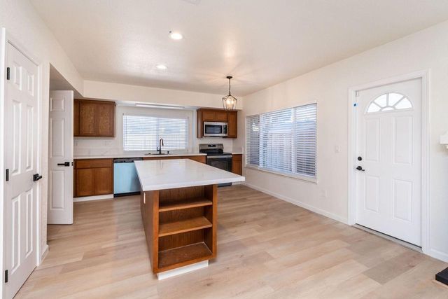 1955 Clearbrook Ct, Tracy, CA 95376