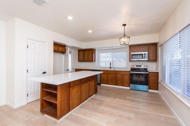 1955 Clearbrook Ct, Tracy, CA 95376