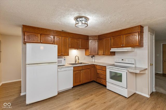 1262 Barefoot Trail, Greenwood, IN 46142
