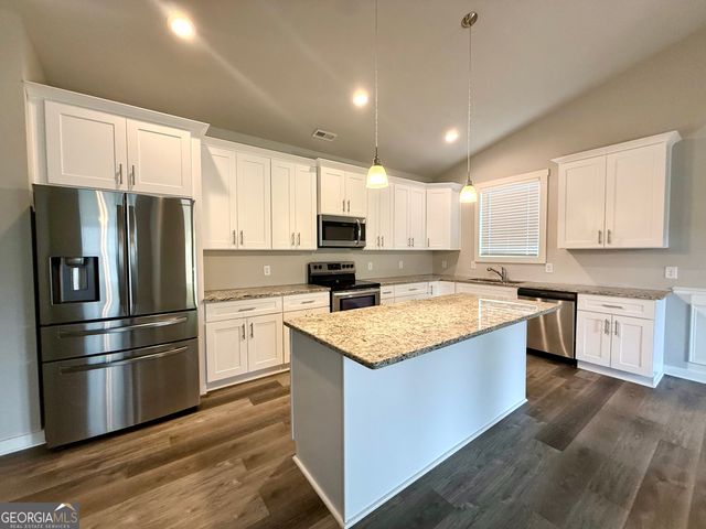 308 N Point Circle, Hartwell, GA 30643