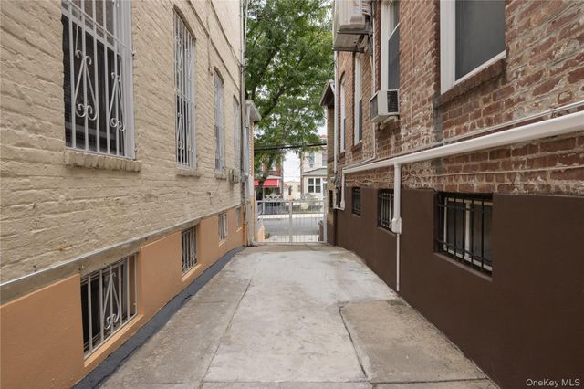 3214 Fenton Avenue, Bronx, NY 10469