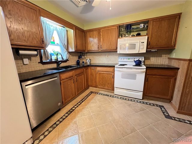 10 Rebecca Park, Buffalo, NY 14207