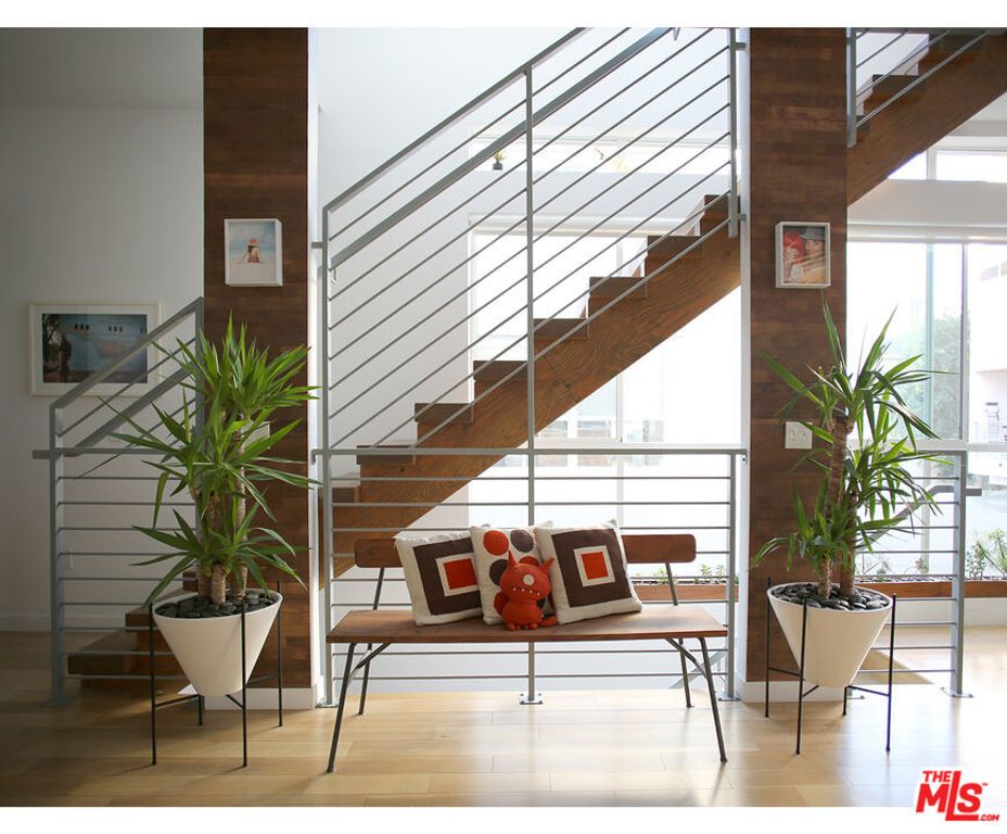 1211 N Garbo Lane, Los Angeles, CA 90038