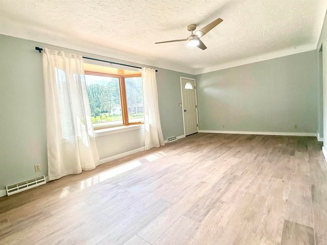 3867 Cedar Terrace Dr., Waterloo, IA 50702