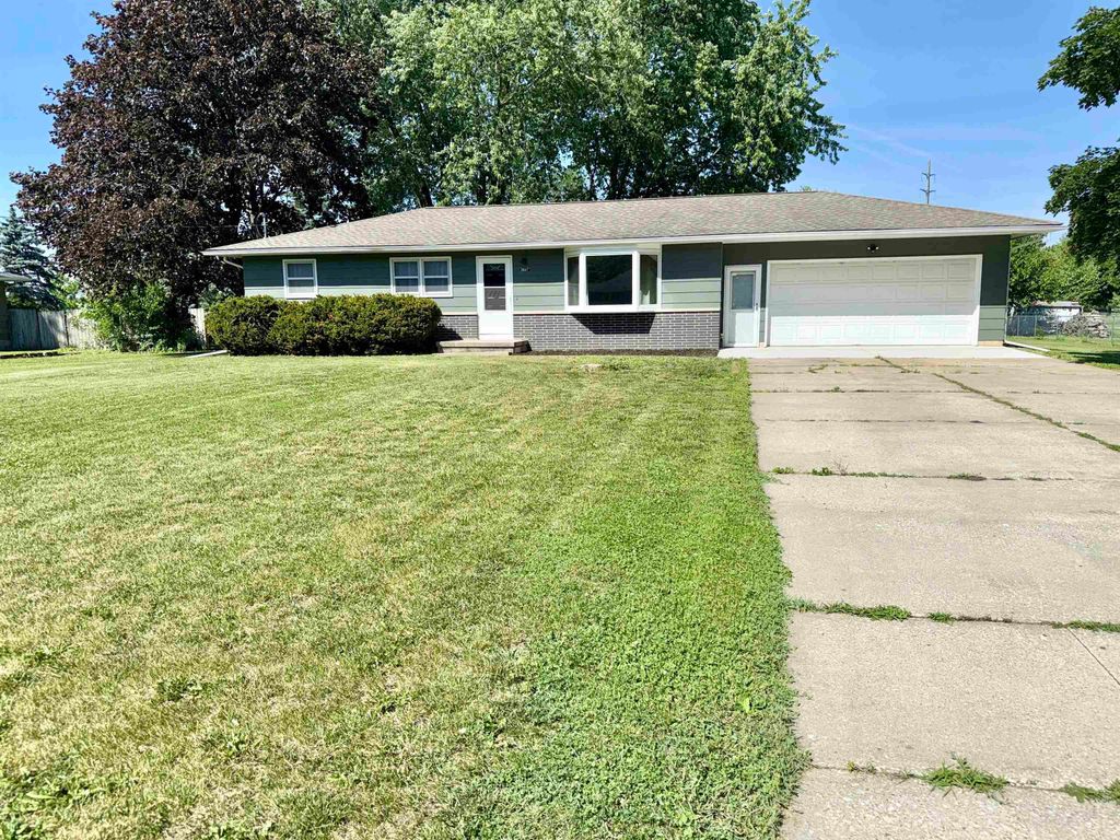 3867 Cedar Terrace Dr., Waterloo, IA 50702