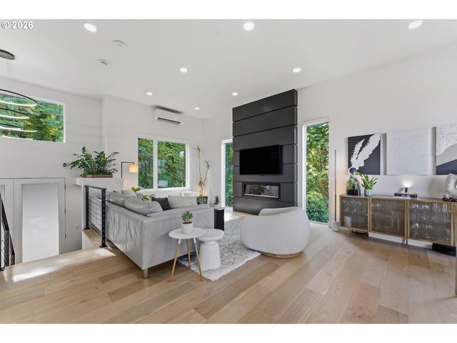 1295 Sw CARDINELL Dr, Portland, OR 97201