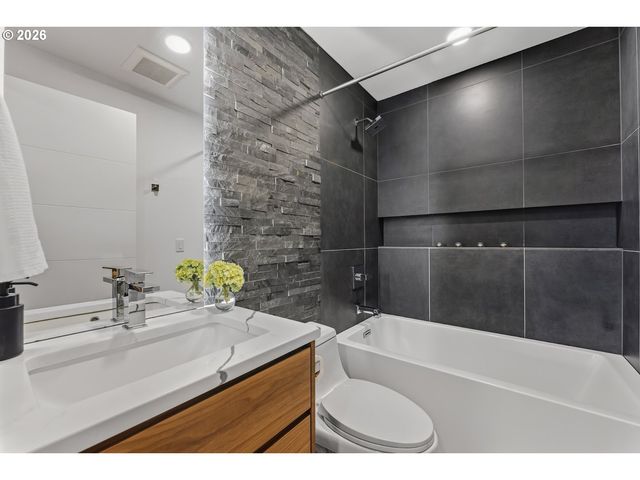 1295 Sw CARDINELL Dr, Portland, OR 97201