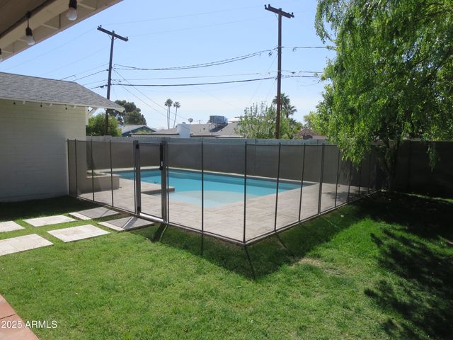 327 E KEIM Drive, Phoenix, AZ 85012