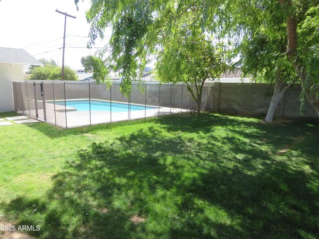 327 E KEIM Drive, Phoenix, AZ 85012