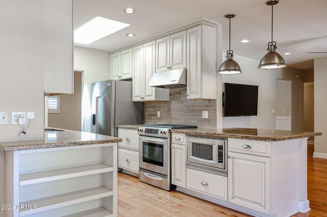 327 E KEIM Drive, Phoenix, AZ 85012