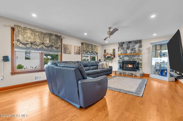 9 Yosemite Road, Howell, NJ 07731